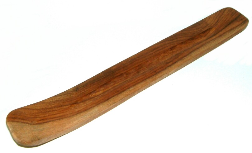 Ruskea puinen pitkä suitsuke alusta
